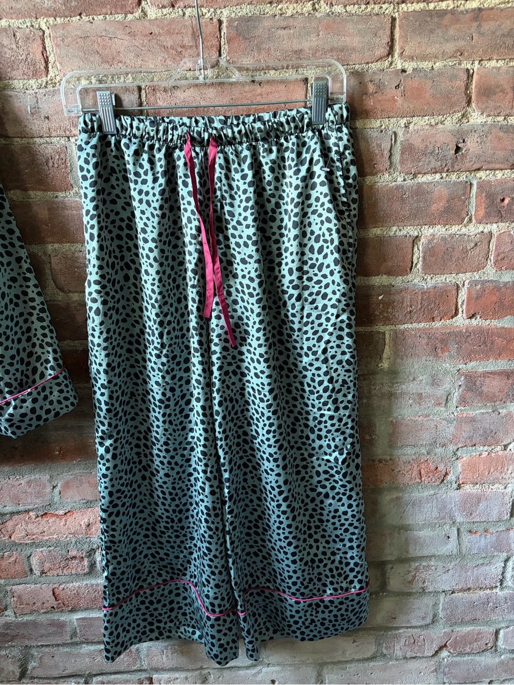 Kate Spade Green Satin Animal Spot Print Pajama Top Pants Sleep Set size small - Picture 3 of 6